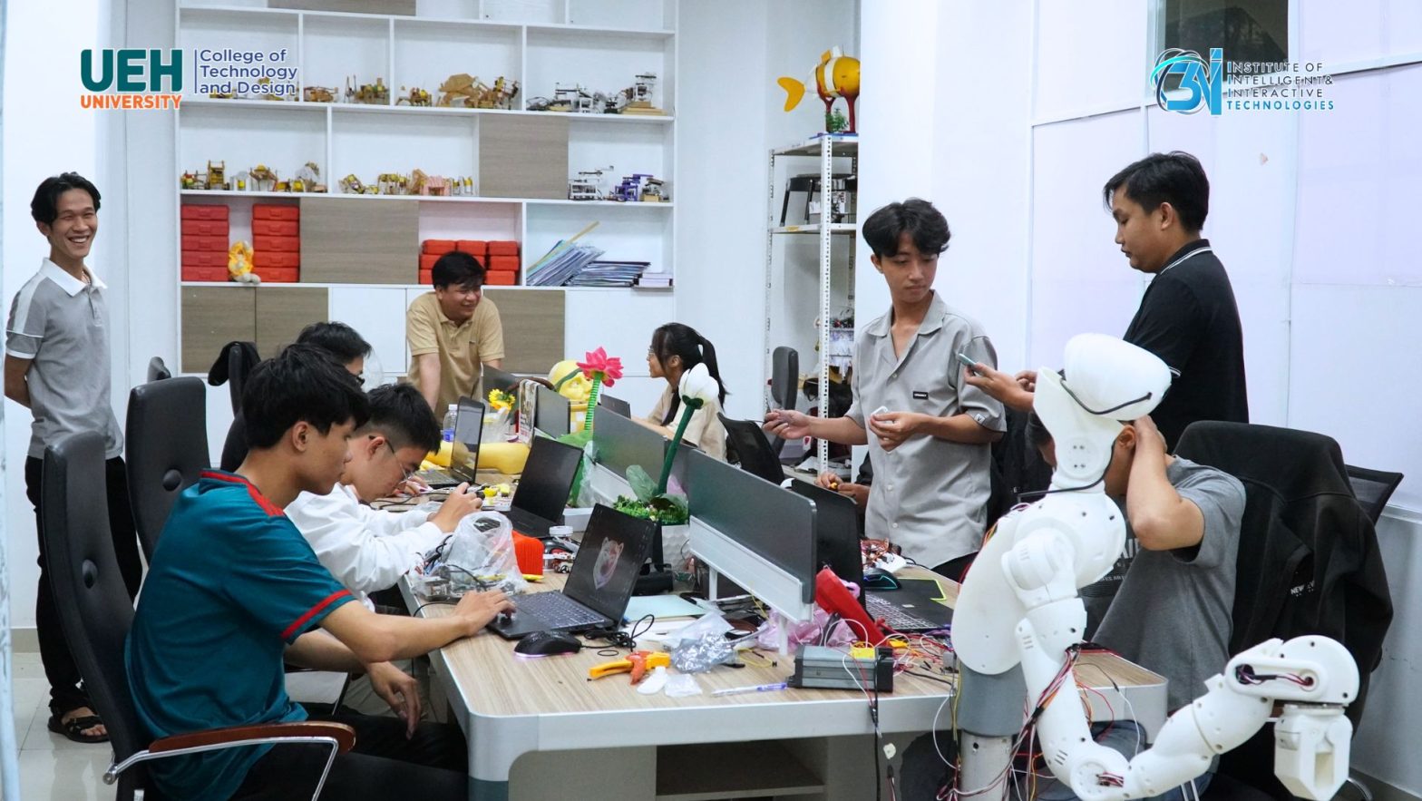 [Nguoi Lao Dong News] Open Lab for students to research Artificial Intelligence