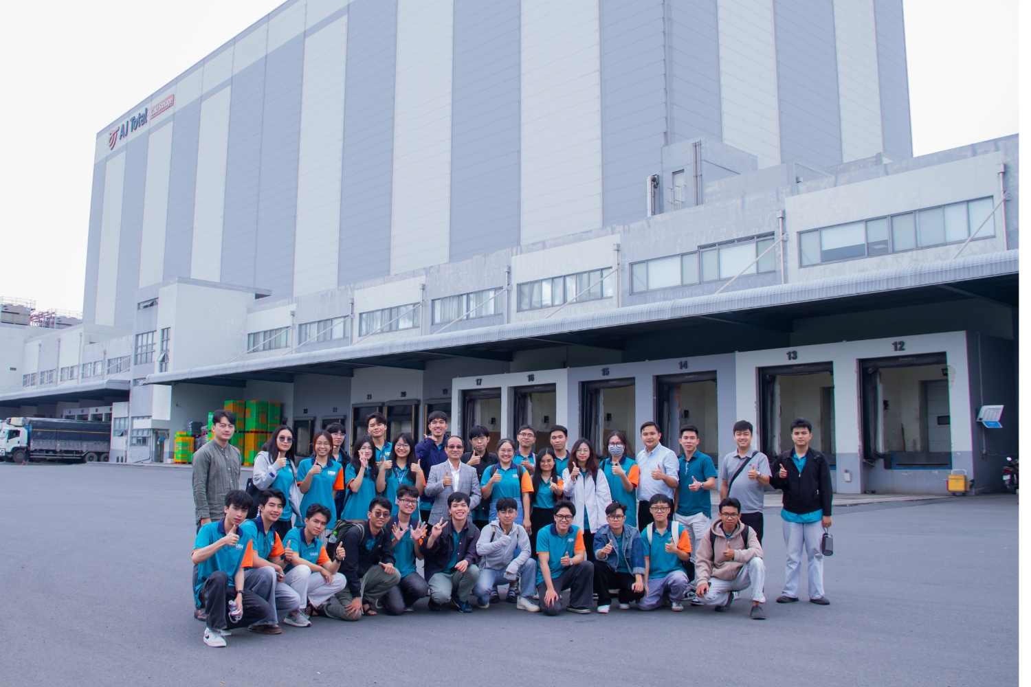 Sinh viên Công nghệ Logistics UEH khám phá mô hình vận hành kho lạnh tại AJ Total