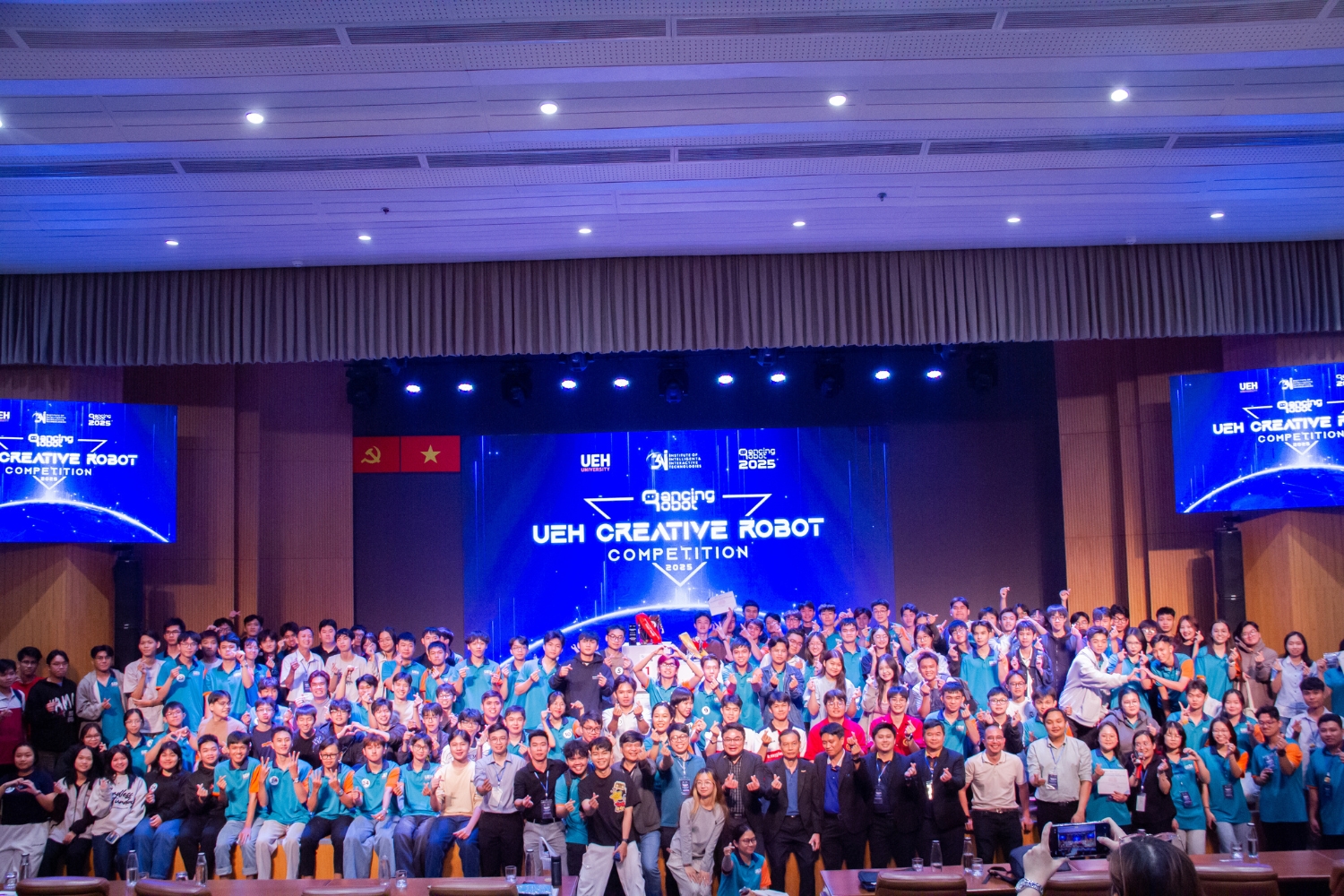 UEH CREATIVE ROBOT CONTEST 2025: Dấu ấn sáng tạo công nghệ trong không gian học thuật quốc tế